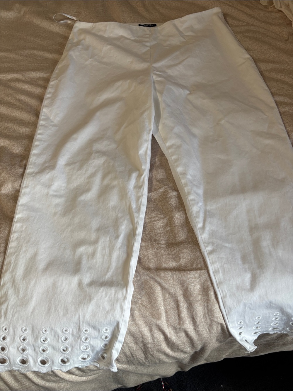 Jones New York White Eyelet-Hem Capris